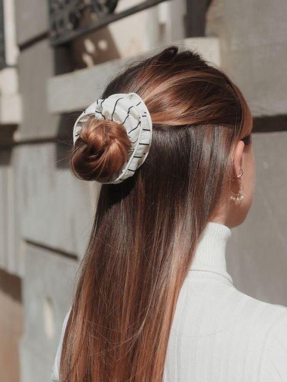 Ιδέες-για-να-φορέσεις-τα-scrunchies-πιάσε-τα-μαλλιά-μισά-μισά Ιδέες-για-να-φορέσεις-τα-scrunchies-πιάσε-τα-μαλλιά-μισά-μισά