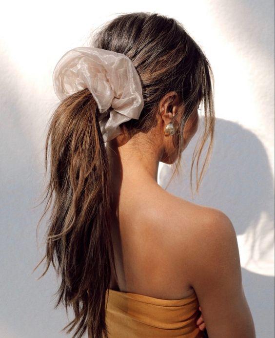 Ιδέες-για-να-φορέσεις-τα-scrunchies-αλογοουρά Ιδέες-για-να-φορέσεις-τα-scrunchies-αλογοουρά