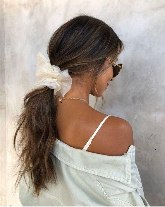 Ιδέες-για-να-φορέσεις-τα-scrunchies-αλογοουρά Ιδέες-για-να-φορέσεις-τα-scrunchies-αλογοουρά