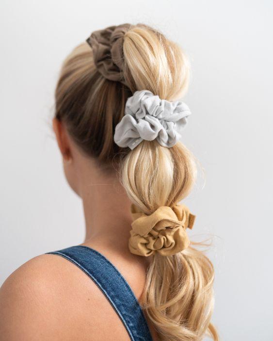 Ιδέες-για-να-φορέσεις-τα-scrunchies-συνδύασε-πολλά-μαζί Ιδέες-για-να-φορέσεις-τα-scrunchies-συνδύασε-πολλά-μαζί