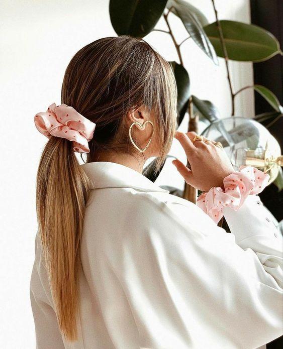 Ιδέες-για-να-φορέσεις-τα-scrunchies-αλογοουρά Ιδέες-για-να-φορέσεις-τα-scrunchies-αλογοουρά