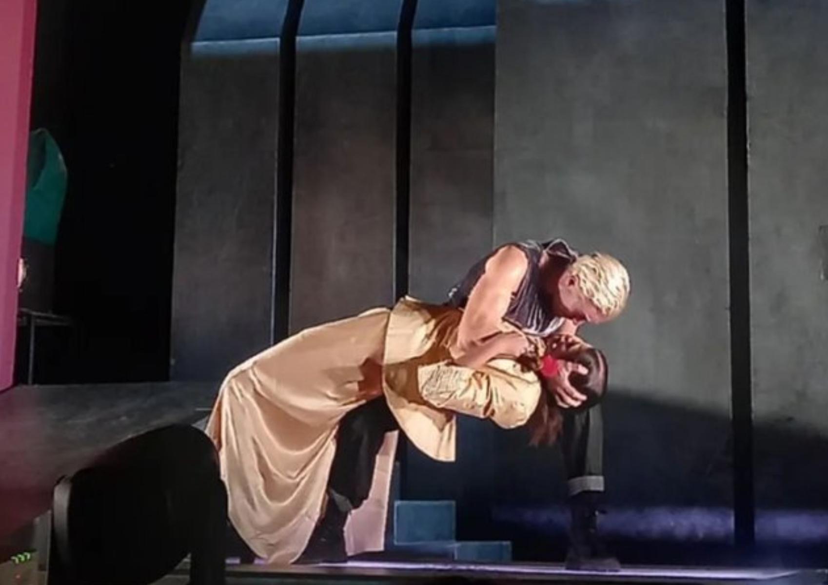 Αναστάσης Ροϊλός – Αμλετ: Η Θεαματική τούμπα που έφαγε στο τελείωμα της παράστασης (βίντεο)