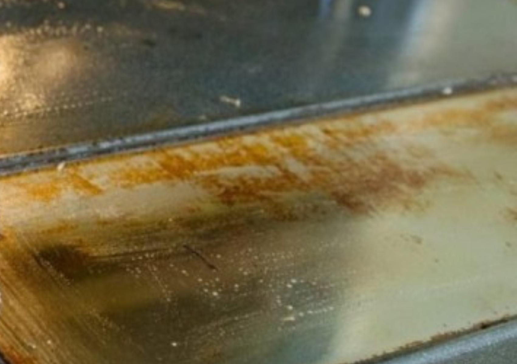 Καμένα λίπη και υπολείμματα τροφών στο τζάμι του φούρνου: Πως να το καθαρίσετε χωρίς χημικά