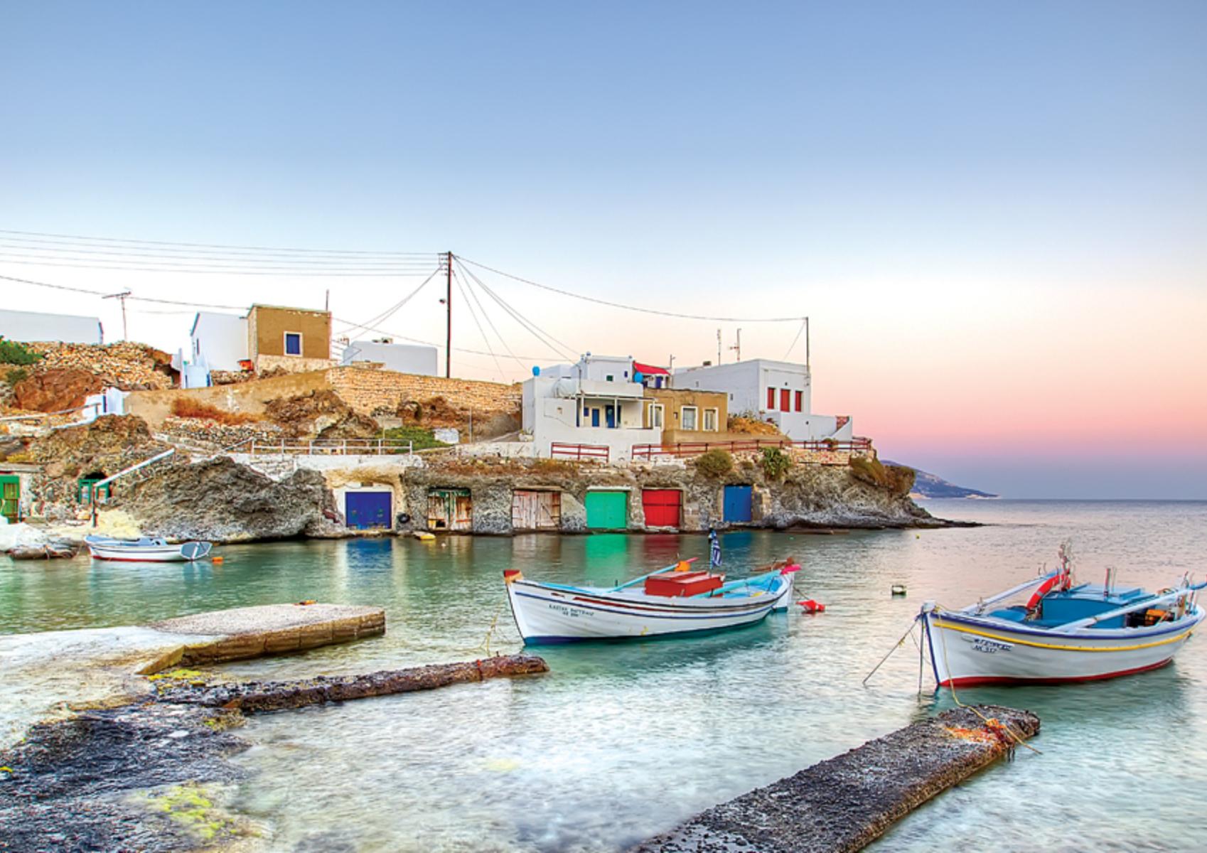 Κίμωλος: Το κόσμημα των Κυκλάδων θα σας μαγέψει με τα τιρκουάζ νερά της και την σχεδόν απόκοσμη άγρια ομορφιά της