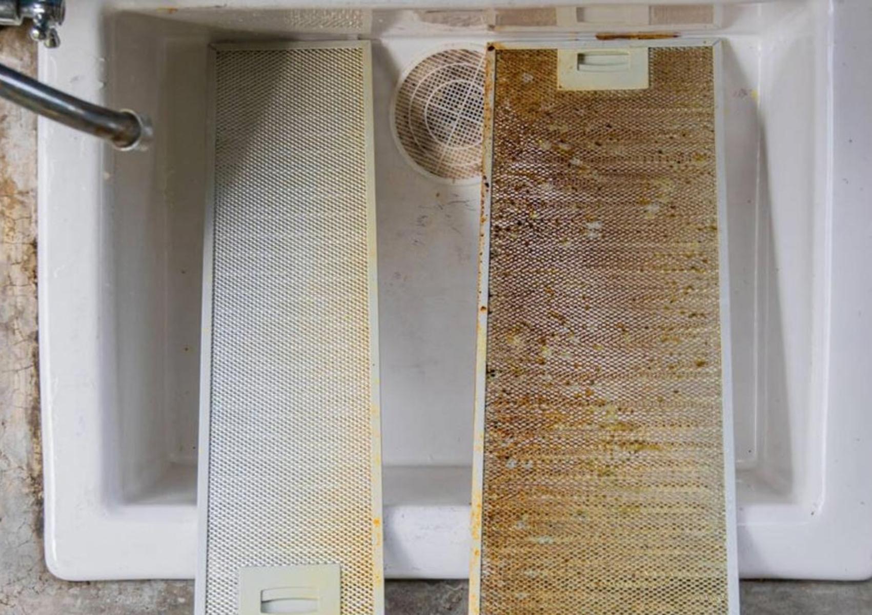 Λίπη λάδια και σάλτσες στα φίλτρα του απορροφητήρα: Πως να τα κάνετε να αστράφτουν χωρίς τρίψιμο