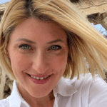 Σία Κοσιώνη : Αυτή είναι η  μοναδική φωτό από τον γάμο της – Το δαντελένιο νυφικό και το πέπλο