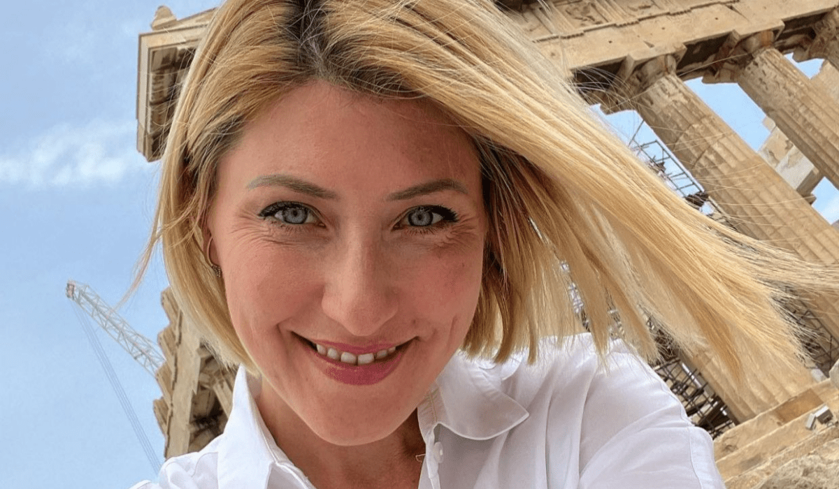 Σία Κοσιώνη : Αυτή είναι η μοναδική φωτό από τον γάμο της – Το δαντελένιο νυφικό και το πέπλο