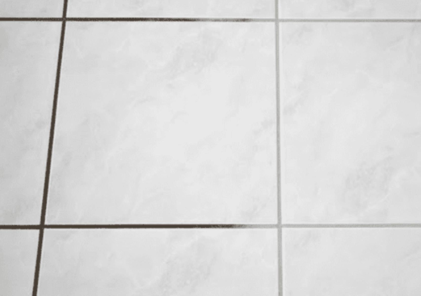 Μούχλα άλατα και υπολείμματα σαπουνιού στα πλακάκια του μπάνιου και τους αρμούς: Κάντε τα να αστράφτουν με ένα μόνο υλικό