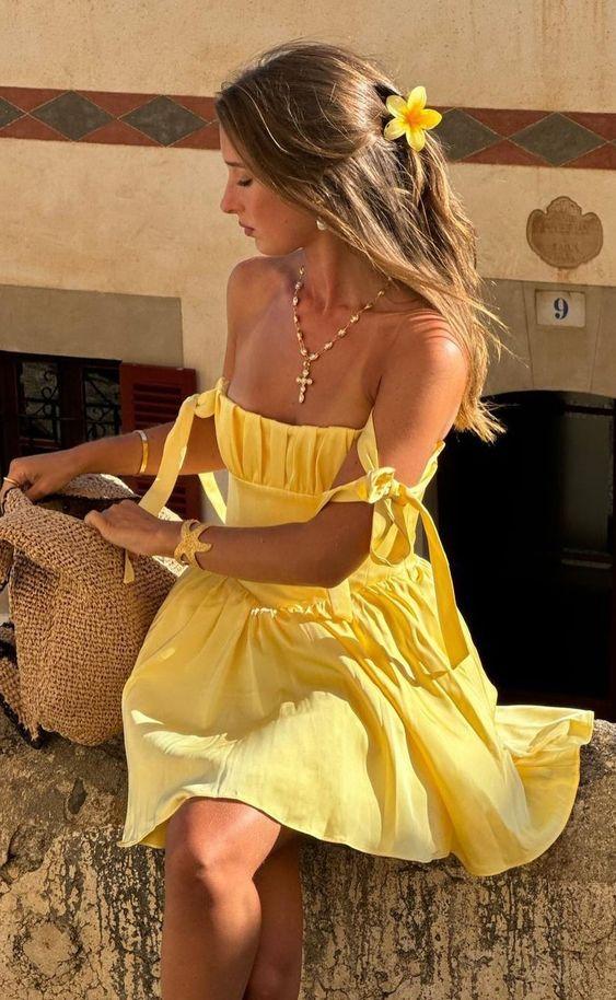 Ιδέες για φορέματα στην παραλία που πρωταγωνιστούν στις καλοκαιρινές τάσεις 2024