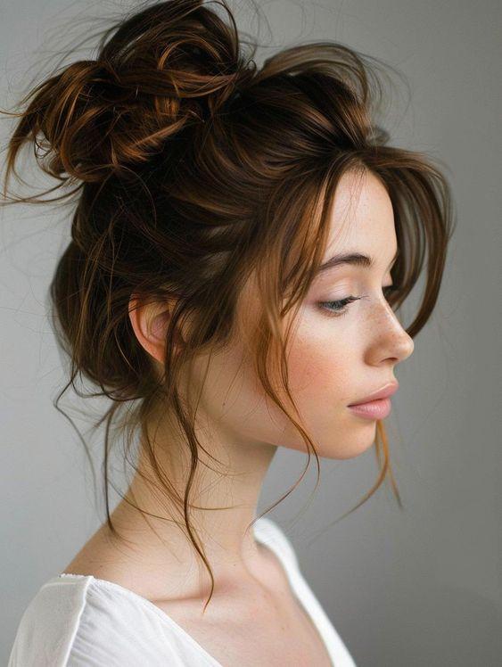 ιδέες-για-χτενίσματα-για-την-πρώτη-ημέρα-στο-σχολείο-ατημέλητος-κότσος-με τούφες-μπροστά ιδέες-για-χτενίσματα-για-την-πρώτη-ημέρα-στο-σχολείο-ατημέλητος-κότσος-με τούφες-μπροστά