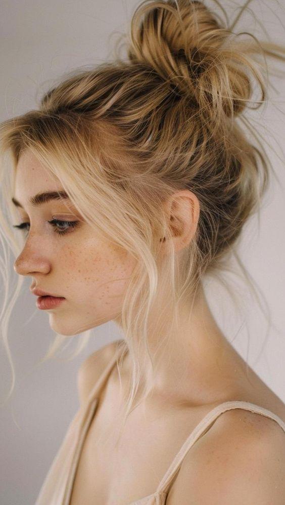 ιδέες-για-χτενίσματα-για-την-πρώτη-ημέρα-στο-σχολείο-ατημέλητος-κότσος-με τούφες-μπροστά ιδέες-για-χτενίσματα-για-την-πρώτη-ημέρα-στο-σχολείο-ατημέλητος-κότσος-με τούφες-μπροστά