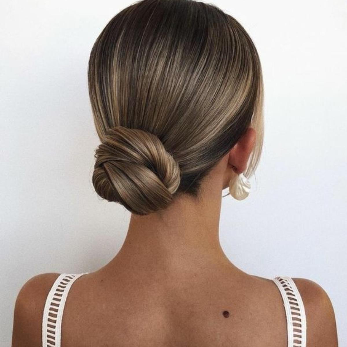 ιδέες-για-χτενίσματα-για-την-πρώτη-ημέρα-στο-σχολείο-χαμηλός-αυστηρός-κότσος-με-τούφες-μπροστά ιδέες-για-χτενίσματα-για-την-πρώτη-ημέρα-στο-σχολείο-χαμηλός-αυστηρός-κότσος-με-τούφες-μπροστά