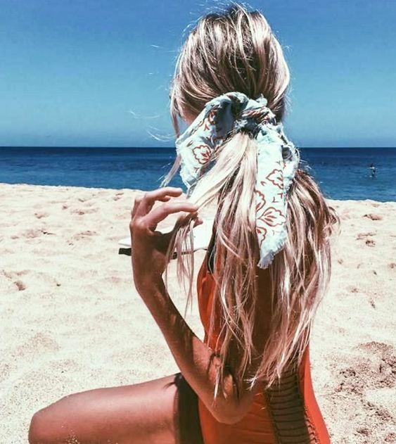 χαμηλή-αλογοουρά-με-μαντήλι-και-salty hair-ιδέες- χαμηλή-αλογοουρά-με-μαντήλι-και-salty hair-ιδέες-