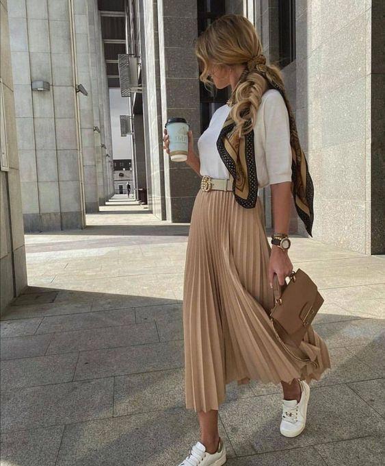 Ιδέες-για-Φθινοπωρινά-outfits-για-το-γραφείο-πλισέ-φούστα-και-άσπρη-μπλούζα Ιδέες-για-Φθινοπωρινά-outfits-για-το-γραφείο-πλισέ-φούστα-και-άσπρη-μπλούζα