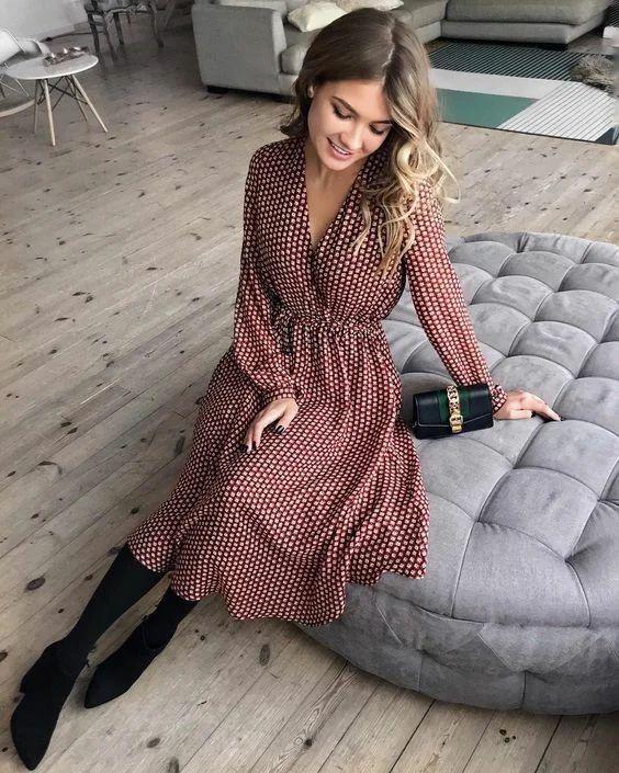 Ιδέες-για-Φθινοπωρινά-outfits-για-το-γραφείο-εμπριμέ-φόρεμα-και-μπότες Ιδέες-για-Φθινοπωρινά-outfits-για-το-γραφείο-εμπριμέ-φόρεμα-και-μπότες