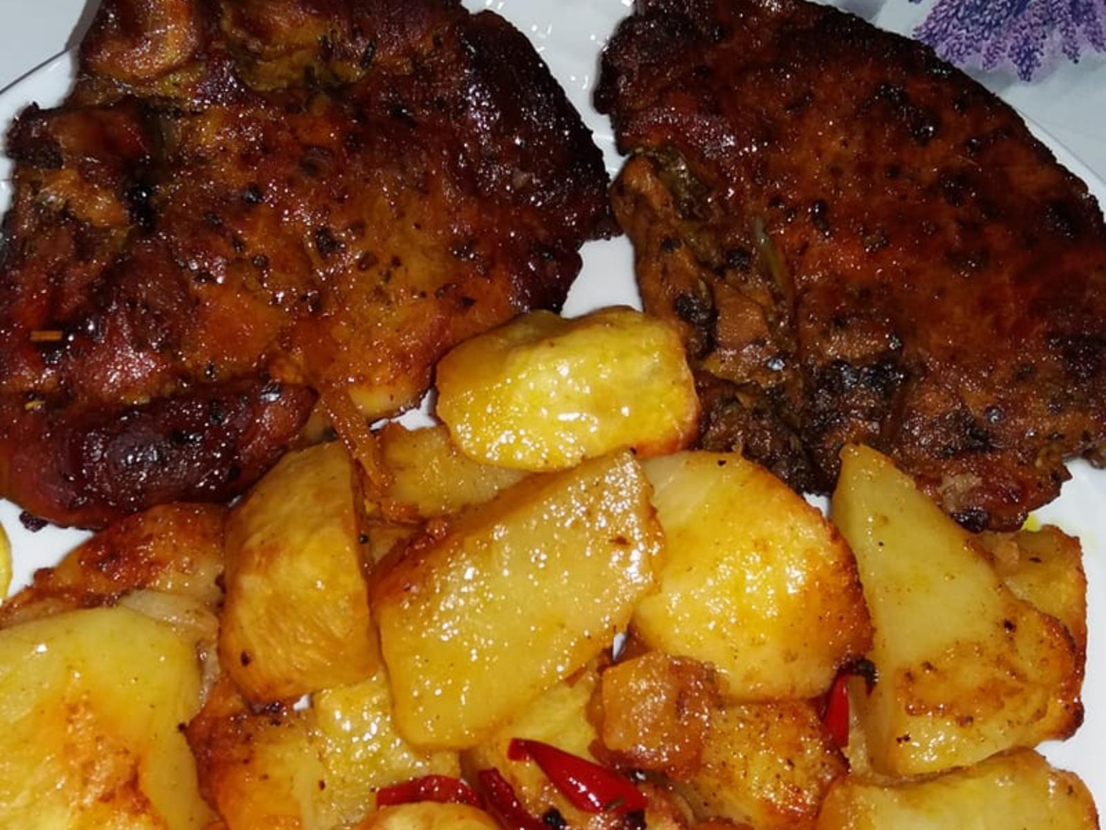 Πικάντικες μπριζόλες-με-πατάτες-στη λαδόκολλα-συνταγή-