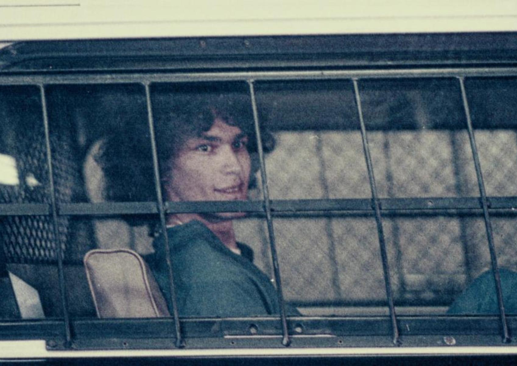 Richard Ramirez: Η ανατριχιαστική ιστορία του serial killer που τρομοκράτησε το Los Angeles και έγινε σειρά στο Netflix