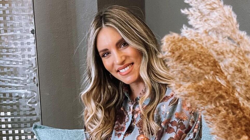 Η Αθηνά Οικονομάκου ποζάρει στη πισίνα με το πιο trendy transparent σετ και ρίχνει το Instagram