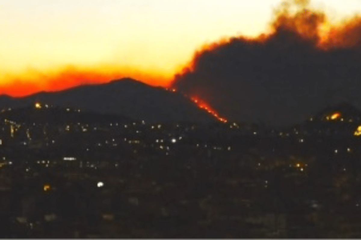 Πέρασε στην Πεντέλη η φωτιά, εκκενώνονται οικισμοί στην περιοχή