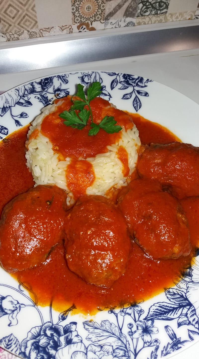 Κεφτεδάκια-με ρύζι-και πηχτή κόκκινη-σάλτσα-συνταγή-