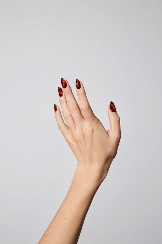 amber nails-τάσεις-στα-νύχια-Φθινόπωρο-Χειμώνας-2024-2025-ιδέες- amber nails-τάσεις-στα-νύχια-Φθινόπωρο-Χειμώνας-2024-2025-ιδέες-