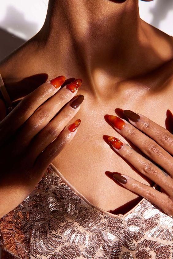 amber nails-τάσεις-στα-νύχια-Φθινόπωρο-Χειμώνας-2024-2025-ιδέες- amber nails-τάσεις-στα-νύχια-Φθινόπωρο-Χειμώνας-2024-2025-ιδέες-