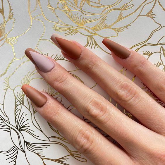 καφέ νύχια-τάσεις-στα-νύχια-Φθινόπωρο-Χειμώνας-2024-2025-ιδέες- καφέ νύχια-τάσεις-στα-νύχια-Φθινόπωρο-Χειμώνας-2024-2025-ιδέες-