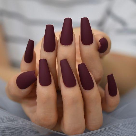 κόκκινο-του-κρασιού-στα-νύχια-τάσεις-στα-νύχια-Φθινόπωρο-Χειμώνας-2024-2025-ιδέες- κόκκινο-του-κρασιού-στα-νύχια-τάσεις-στα-νύχια-Φθινόπωρο-Χειμώνας-2024-2025-ιδέες-