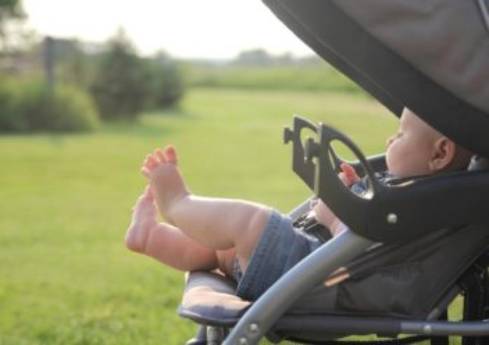 Ξεραμένοι λεκέδες από φρούτα λαδιές και δύσκολη βρωμιά στο βρεφικό καρότσι: Πως να το καθαρίσετε και να το κάνετε σαν καινούριο