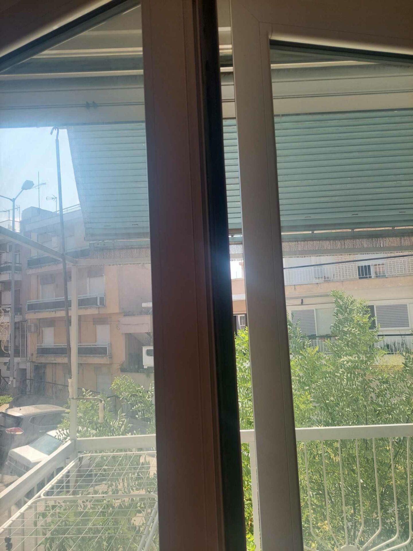 Τζάμια στις μπαλκονόπορτες με θαμπάδες από τον ήλιο – Πώς να τα καθαρίσεις