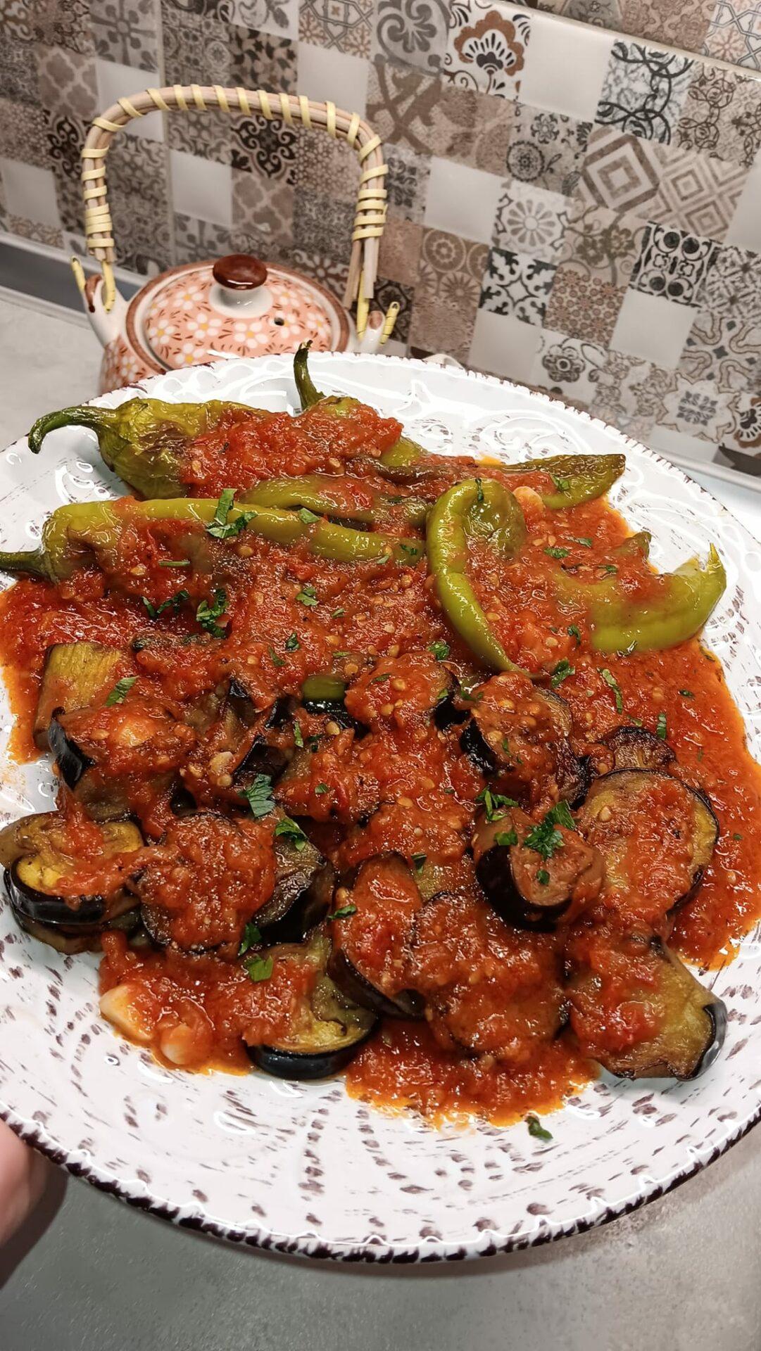 μελιτζάνες-με-πιπεριές-και-σπιτική-σάλτσα ντομάτας-συνταγή- μελιτζάνες-με-πιπεριές-και-σπιτική-σάλτσα ντομάτας-συνταγή-