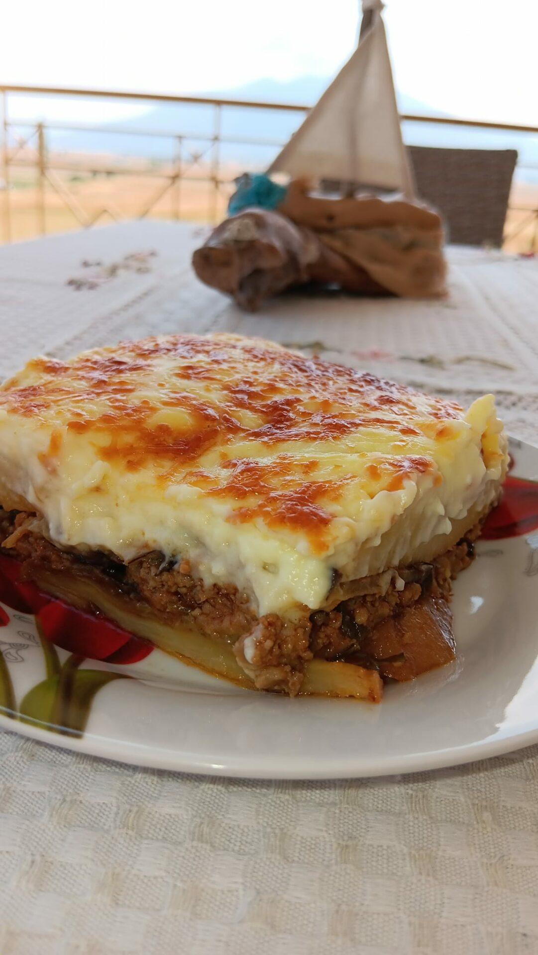 Μουσακάς-με-μπεσαμέλ-και-κεφαλοτύρι-συνταγή- Μουσακάς-με-μπεσαμέλ-και-κεφαλοτύρι-συνταγή-