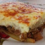 Μουσακάς-με-μπεσαμέλ-και-κεφαλοτύρι-συνταγή-