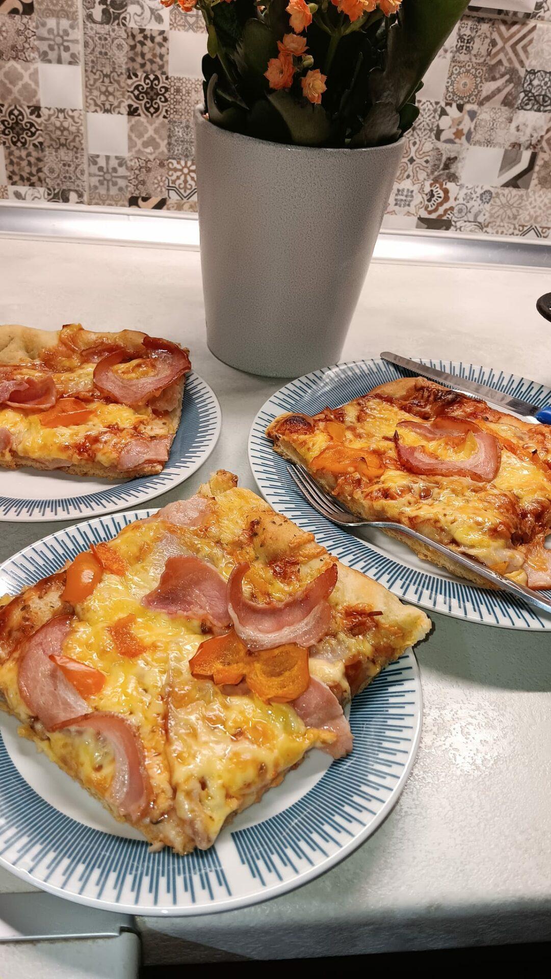 τετράγωνες-ατομικές πίτσες-για-κολατσιό-με-μαλακή ζύμη-συνταγή- τετράγωνες-ατομικές πίτσες-για-κολατσιό-με-μαλακή ζύμη-συνταγή-