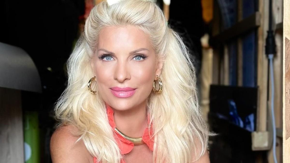 Ελένη Μενεγάκη : Όπως δεν τη έχουμε ξαναδεί – Η ασπρόμαυρη φωτογραφία της με πετσέτα