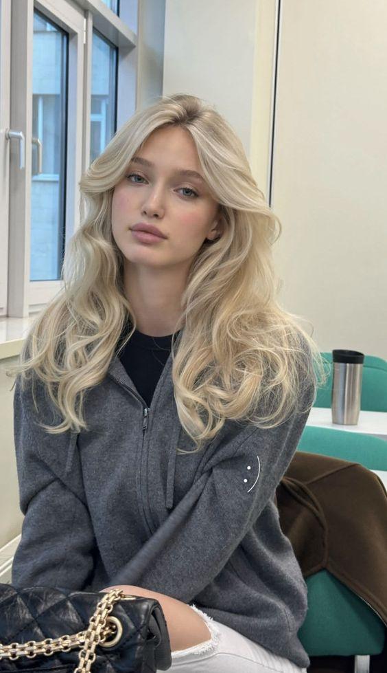 ξανθό-της-σαμπάνιας-στα-μαλλιά-νέες τάσεις-στις-αποχρώσεις-των-μαλλιών-Φθινόπωρο-Χειμώνας 2024-2025-ιδέες- ξανθό-της-σαμπάνιας-στα-μαλλιά-νέες τάσεις-στις-αποχρώσεις-των-μαλλιών-Φθινόπωρο-Χειμώνας 2024-2025-ιδέες-