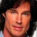 Ρον Μος: Ο Ριτζ από την “Τόλμη και Γοητεία¨ μοιάζει πιο γοητευτικός από ποτέ στα 72 του χρόνια