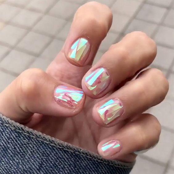 shattered glass nails-τάσεις-του-TikTok-Φθινόπωρο-Χειμώνας-2024-2025-στα-νύχια-ιδέες- shattered glass nails-τάσεις-του-TikTok-Φθινόπωρο-Χειμώνας-2024-2025-στα-νύχια-ιδέες-