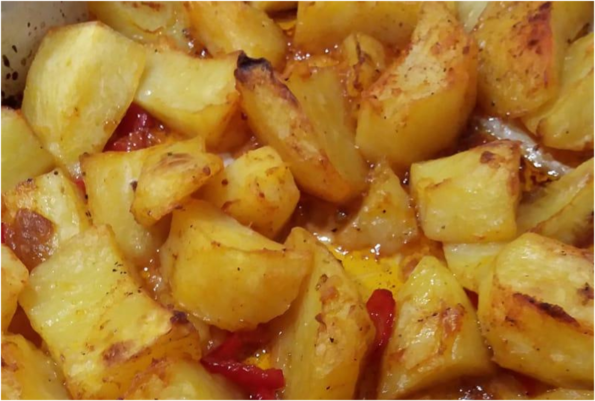 Μελωμένες πατάτες φούρνου με πάπρικα και πιπεριά Φλωρίνης στη λαδόκολλα
