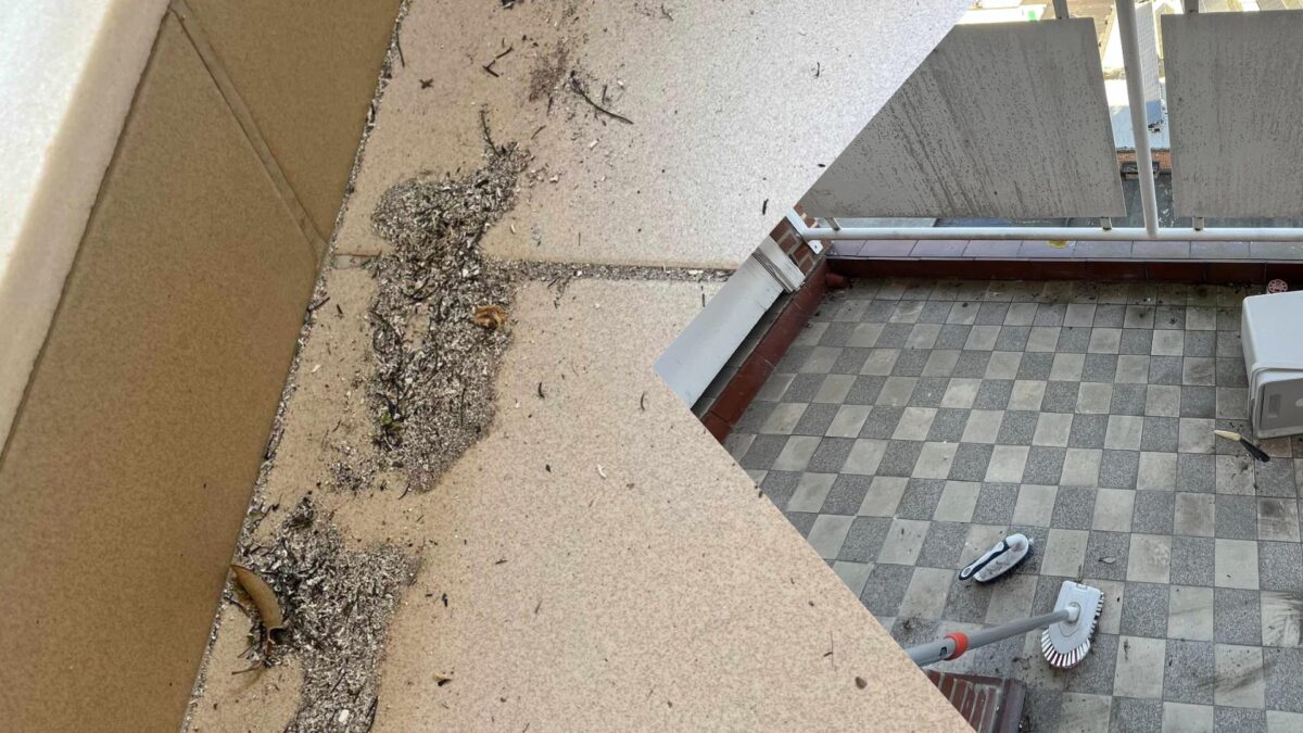 Πως να καθαρίσετε από το μπαλκόνι στάχτη και μουτζούρες από την φωτιά