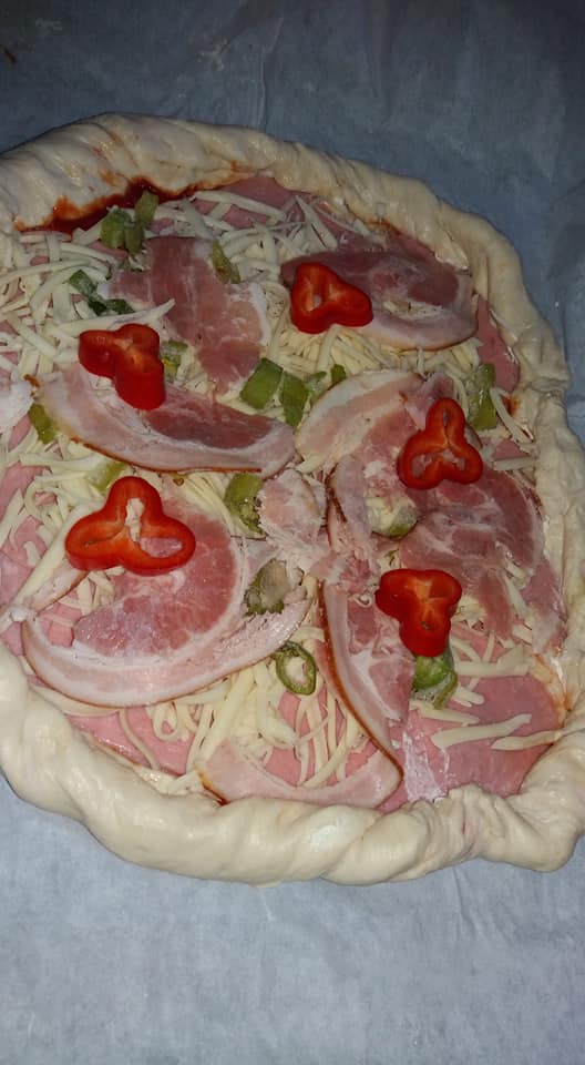 Πίτσα-γεμιστή-με Φιλαδέλφεια-συνταγή- Πίτσα-γεμιστή-με Φιλαδέλφεια-συνταγή-