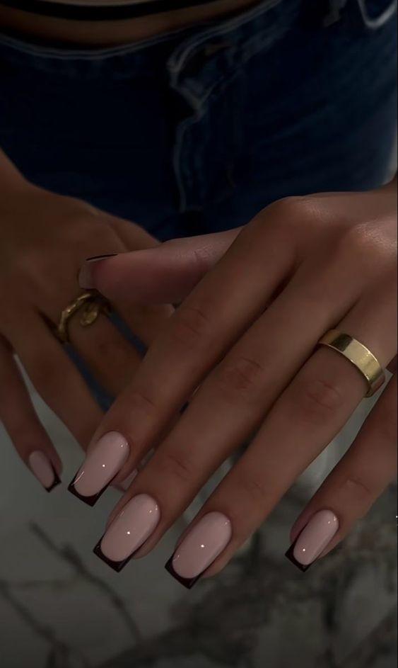 γαλλικό-μανικιούρ-σε-τετράγωνα-νύχια-σε-μπορντό-ιδέες- γαλλικό-μανικιούρ-σε-τετράγωνα-νύχια-σε-μπορντό-ιδέες-