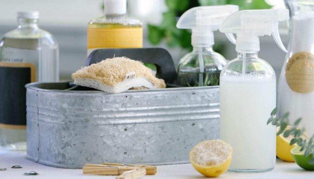 Λάσπη-φύλλα-και-ακαθαρσίες-στην-αυλή-από-την-βροχή-Πως-να-τα-καθαρίσεις-εύκολα