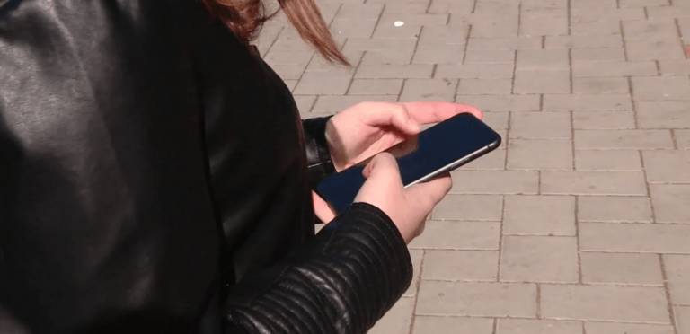 παιδί-κρατάει-κινητό- παιδί-κρατάει-κινητό-