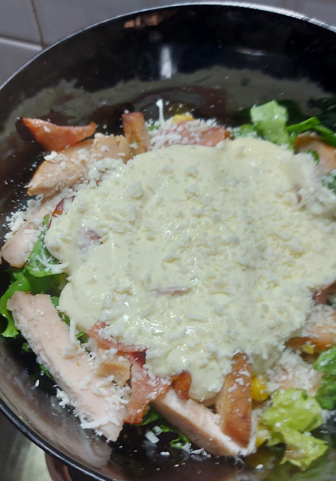 Πράσινη-σαλάτα-με κοτόπουλο-και-σώς μελιού-συνταγή-