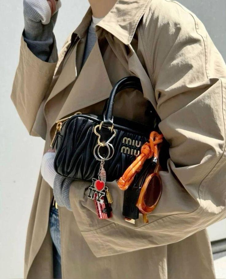 τσάντες-με-αξεσουάρ-και-παιχνίδια-τάσεις-στις-τσάντες-και-στα-τσαντάκια-Φθινόπωρο-Χειμώνας 2024-2025-ιδέες- τσάντες-με-αξεσουάρ-και-παιχνίδια-τάσεις-στις-τσάντες-και-στα-τσαντάκια-Φθινόπωρο-Χειμώνας 2024-2025-ιδέες-