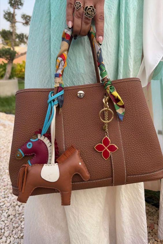 τσάντες-με-αξεσουάρ-και-παιχνίδια-τάσεις-στις-τσάντες-και-στα-τσαντάκια-Φθινόπωρο-Χειμώνας 2024-2025-ιδέες- τσάντες-με-αξεσουάρ-και-παιχνίδια-τάσεις-στις-τσάντες-και-στα-τσαντάκια-Φθινόπωρο-Χειμώνας 2024-2025-ιδέες-