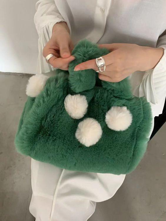 τσάντες-με-αξεσουάρ-και-παιχνίδια-τάσεις-στις-τσάντες-και-στα-τσαντάκια-Φθινόπωρο-Χειμώνας 2024-2025-ιδέες- τσάντες-με-αξεσουάρ-και-παιχνίδια-τάσεις-στις-τσάντες-και-στα-τσαντάκια-Φθινόπωρο-Χειμώνας 2024-2025-ιδέες-