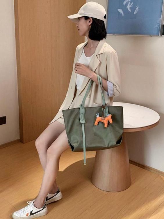 τσάντες-με-αξεσουάρ-και-παιχνίδια-τάσεις-στις-τσάντες-και-στα-τσαντάκια-Φθινόπωρο-Χειμώνας 2024-2025-ιδέες- τσάντες-με-αξεσουάρ-και-παιχνίδια-τάσεις-στις-τσάντες-και-στα-τσαντάκια-Φθινόπωρο-Χειμώνας 2024-2025-ιδέες-