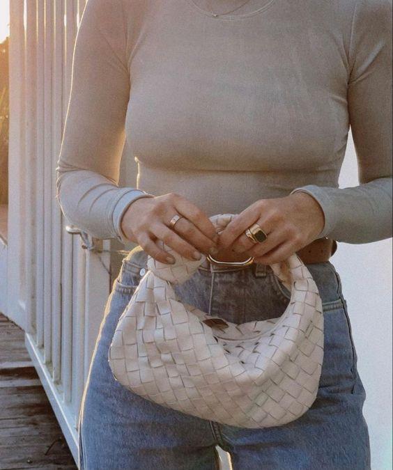 τσάντες-με-στρογγυλό λουρί-τάσεις-στις-τσάντες-και-στα-τσαντάκια-Φθινόπωρο-Χειμώνας 2024-2025-ιδέες- τσάντες-με-στρογγυλό λουρί-τάσεις-στις-τσάντες-και-στα-τσαντάκια-Φθινόπωρο-Χειμώνας 2024-2025-ιδέες-